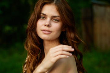 Obraz premium Beautiful woman in the garden
