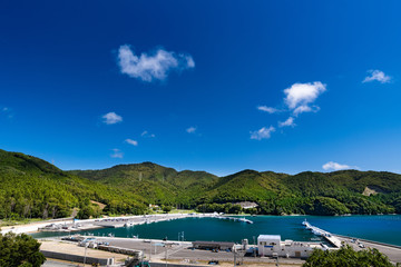 快晴の三陸牡鹿半島の漁港