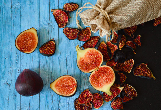 Figs crisps, fresh figs on a blue background. Fruit chips. Healthy nutrition, diet.