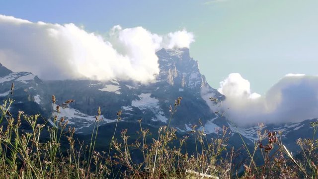 Time lapse vista Cervino Matterhorn alpes suizos franceses Zermat nubes y cielo azul