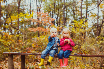 boy and girl sitting on the bench in the park