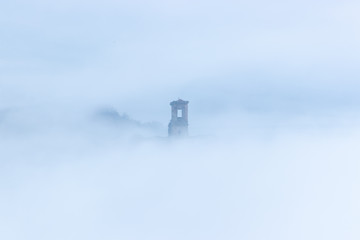 Iglesia entre brumas