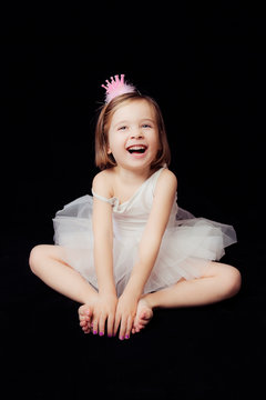 Foto de estudio de una niña de 5 años con un traje de ballet