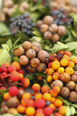 Bunter, natürlicher Beerenkranz mit grünen Blättern und roten Beeren, als Adventsschmuck.