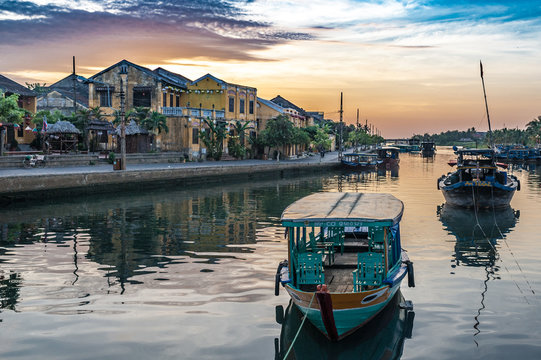 Coucher de soleil a Hội An, ville class&eacute;e patrimoine historique par l'Unesco