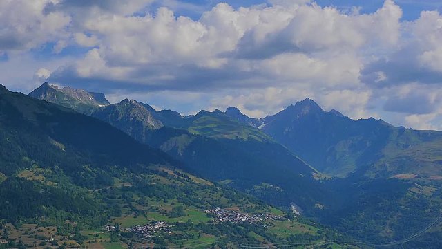 Time lapse de nubes valle de alta montaña en alpes francia desde estación esqui