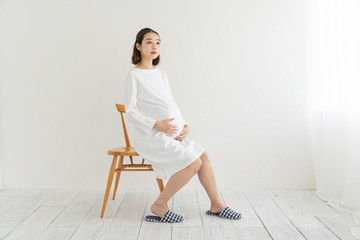 おなかを触る妊婦	