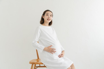 おなかを触る妊婦	