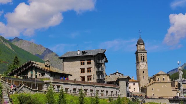 time lapse de pueblo alpino y su torre campanario alpes italianos Gran Paradiso