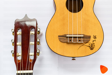 Gitara i ukulele. Instrumenty drewniwne , szarpane. Nylonowe struny. Instrumenty muzyczne.