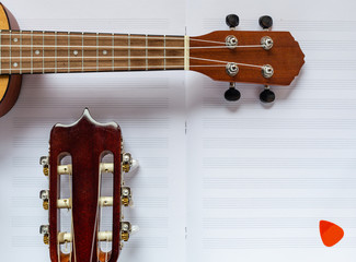Gitara i ukulele. Instrumenty drewniwne , szarpane. Nylonowe struny. Instrumenty muzyczne.