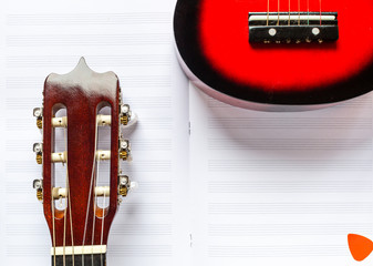 Gitara i ukulele. Instrumenty drewniwne , szarpane. Czerwona gitara. Nylonowe struny. Instrumenty muzyczne.