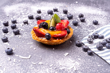 Obraz premium Small Fresh fruit tart with various fruits, Sweet dessert