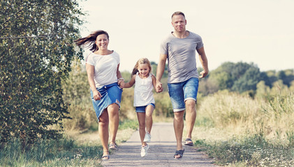 Familie hüpft und springt 