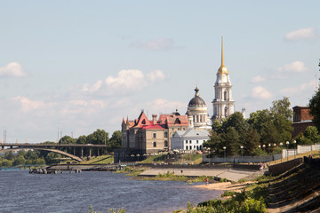 Obraz premium Rybinsk. View of the building of the grain exchange, the Holy Transfiguration Cathedral and the bridge over the Volga river. View from the river