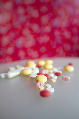 Eine Menge Pillen vor buntem Hintergrund