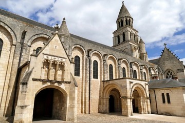 Fototapeta na wymiar Façade sud de l’église Notre-Dame-La-Grande à Poitiers
