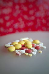 Bunte Pillen mit buntem Hintergrund