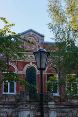 Obraz premium Beautiful lantern in the Park on the background of the historic building Karjak school