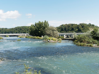Der Rhein. Ehemaliger alter Rheinlauf zwischen Rheinfelden (Baden) in Deuschtland und Rheinfelden (Schweiz)