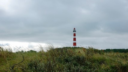 Fototapeta na wymiar Leuchtturm klassisch, rot - weiß gestreift