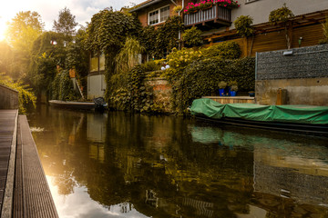 Kähne im Wasser in einem Kanal der Spree in Lübben, Deutschland - eine Stadt mitten im schönen Spreewald