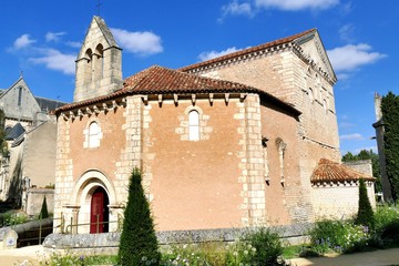 Façade ouest du baptistère Saint-Jean à Poitiers