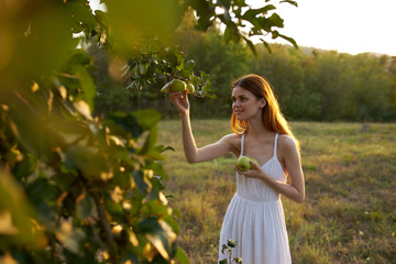 Obraz premium young woman in the park