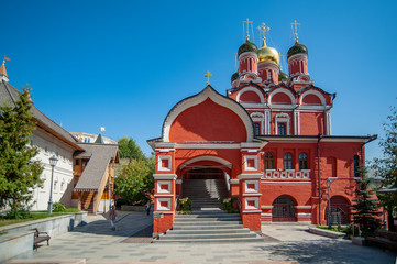 The monastery is based on the estate of the Romanov boyars and bears the name of the Romanov clan relic - the icon of the Mother of God "Heavenly Sign".     