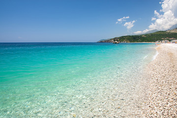 Obraz premium azur water of ionian sea on Livadhi beach in Himare, Albania