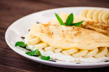 Crepes with bananas and cream