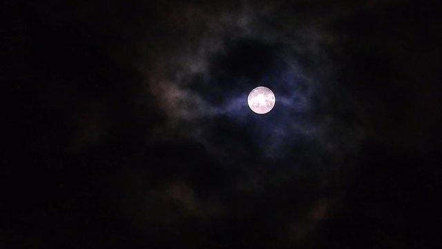 中秋の名月。雲懸かる月。七十二候、鶺鴒鳴、せきれいなく。月イメージ素材
