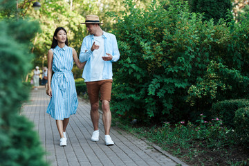 Obraz premium young couple walking in the park