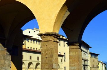Torbogen am Ufer des Arno in Florenz
