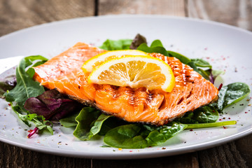 Grilled salmon with lettuce
