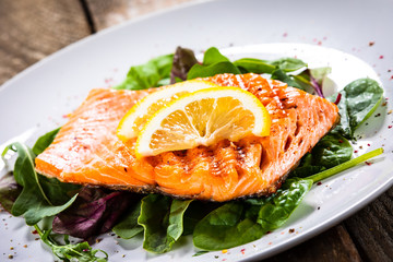 Grilled salmon with lettuce