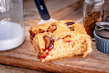 Ein Stück Pflaumenkuchen auf einem Tortenheber