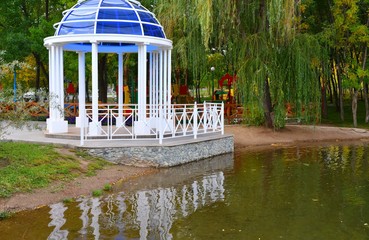 Rotunda on the shore of the pond
