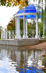 Rotunda on the shore of the pond