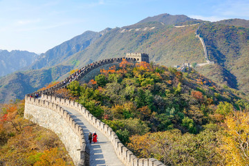 Les touristes marchent le long de l& 39 ancienne Grande Muraille de Chine lors d& 39 une journée d& 39 automne ensoleillée.