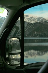 paisajes vistos desde el interior de un motorhome estacionado a la orilla de un lago en la patagonia