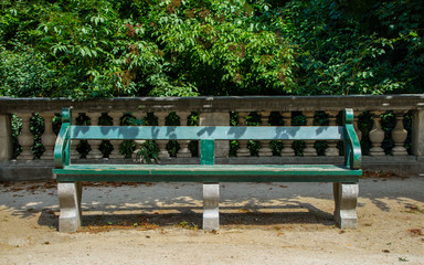 Bancos de jardim em um parque arborizado ótimo para descanso, ao redor do mundo (coleção de...