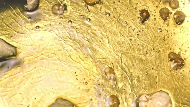 Popcorn Herstellung mit hei&szlig;em Oel - Popcorn auch Puffmais oder Knallmais ist ein als Snack dienendes Nahrungsmittel, das durch starkes Erhitzen einer speziellen Maissorte hergestellt wird.