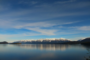 lago de la patagonia Argentina con la cordillera de los andes atras, sudamerica