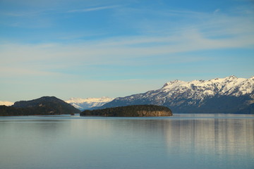 lago de la patagonia Argentina con la cordillera de los andes atras, sudamerica