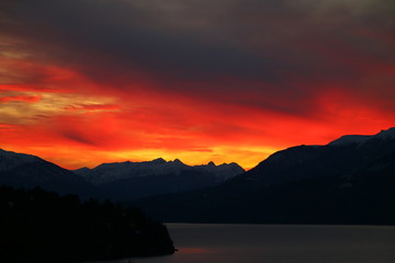 atardecer rojo y nublado sobre las montañas