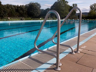 Ansicht eines menschenleeren Schwimmbeckens oder Freibad am Ende der Saison