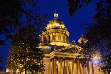 Fototapeta premium Saint Isaac's Cathedral in St. Petersburg (Russia) at night. Illuminated dome of the cathedral