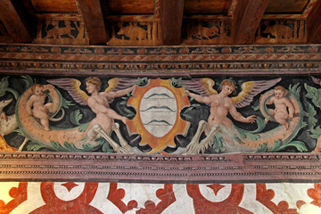 grottesche con figure fantastiche e stemma degli Arco, opera di Marcello Fogolino; Palazzo Assessorile di Cles, Trentino