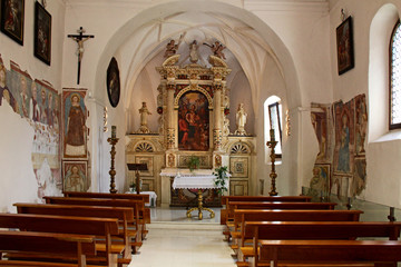 Fototapeta na wymiar interno della chiesetta di San Tommaso a Cles, Trentino